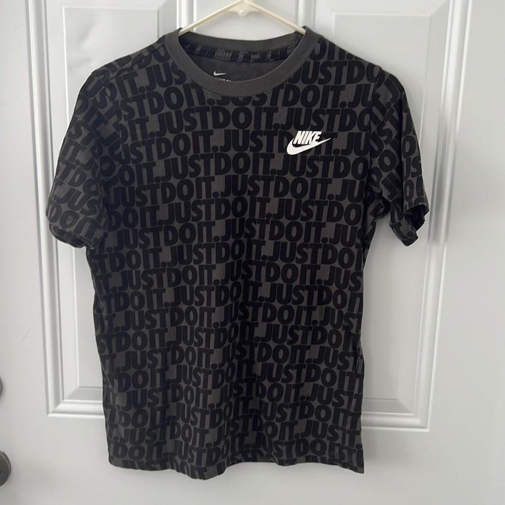 Nike Just so it. Youth tee size XL Blk/grey